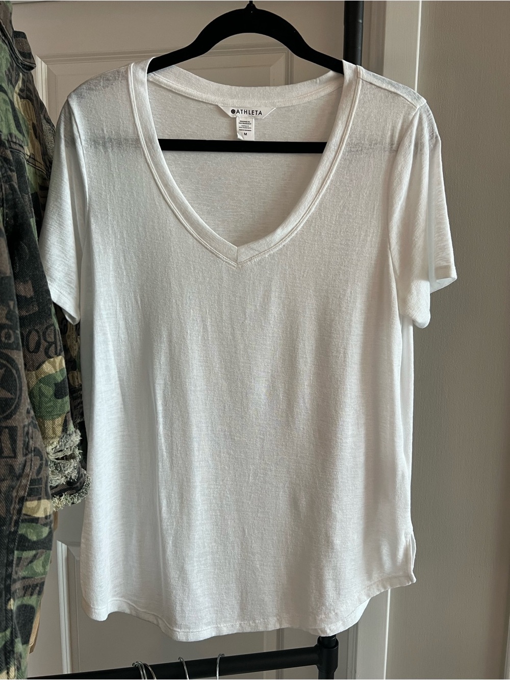 ATHLETA Breezy Scoop V Neck Tee in White size Medium